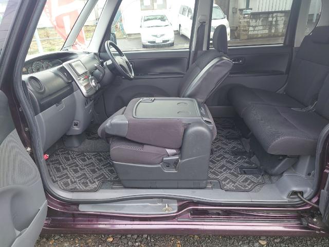 助手席側の背もたれを倒したら簡易テーブルに早変わり♪