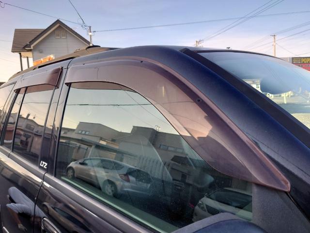 シボレートレイルブレイザー ＬＴＺ　４ＷＤ　シートヒーター　ＥＴＣ　ルーフレール　ＡＢＳ　エアコン　キーレスエントリー　パワーステアリング　ムーンルーフ　電動格納ミラー　黒革シート　パワーシート　ＨＩＤヘッドライト　サンルーフ（12枚目）