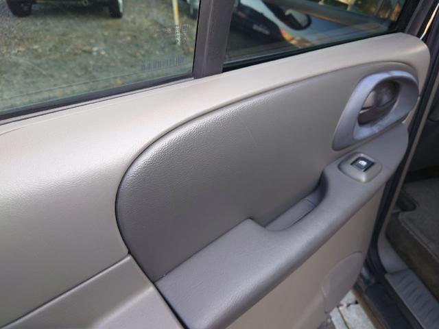 シボレートレイルブレイザー ＬＴＺ　４ＷＤ　シートヒーター　ＥＴＣ　ルーフレール　ＡＢＳ　エアコン　キーレスエントリー　パワーステアリング　ムーンルーフ　電動格納ミラー　黒革シート　パワーシート　ＨＩＤヘッドライト　サンルーフ（25枚目）