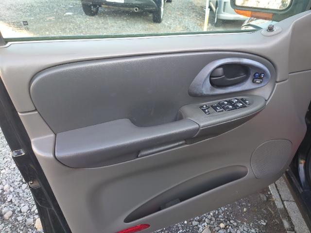 シボレートレイルブレイザー ＬＴＺ　４ＷＤ　シートヒーター　ＥＴＣ　ルーフレール　ＡＢＳ　エアコン　キーレスエントリー　パワーステアリング　ムーンルーフ　電動格納ミラー　黒革シート　パワーシート　ＨＩＤヘッドライト　サンルーフ（27枚目）