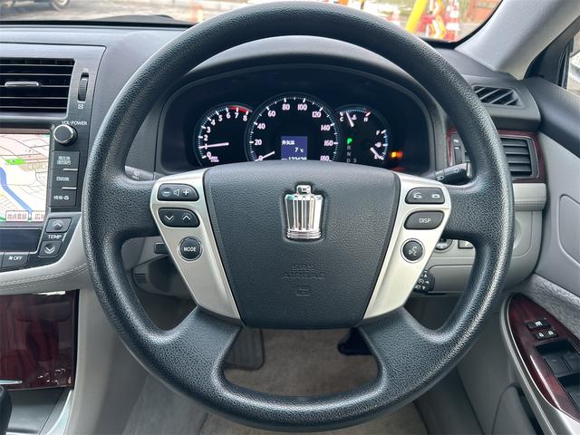 クラウン ロイヤルサルーンｉ－ＦｏｕｒスペシャルナビＰ　中古冬タイヤ・ホイールセット付き　オートクルーズコントロール　純正ナビ　フルセグＴＶ　バックカメラ　ＥＴＣ　１６インチアルミホイール　スマートキー（3枚目）