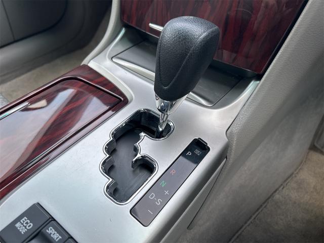 クラウン ロイヤルサルーンｉ－ＦｏｕｒスペシャルナビＰ　中古冬タイヤ・ホイールセット付き　オートクルーズコントロール　純正ナビ　フルセグＴＶ　バックカメラ　ＥＴＣ　１６インチアルミホイール　スマートキー（8枚目）