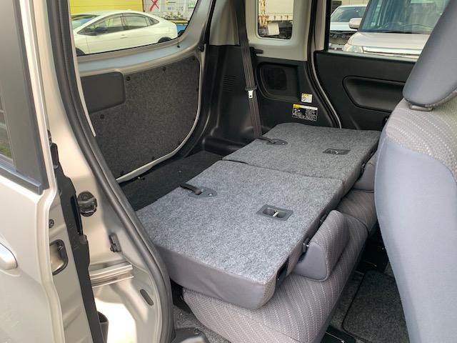 背もたれをたたみ、荷物も置けます！！