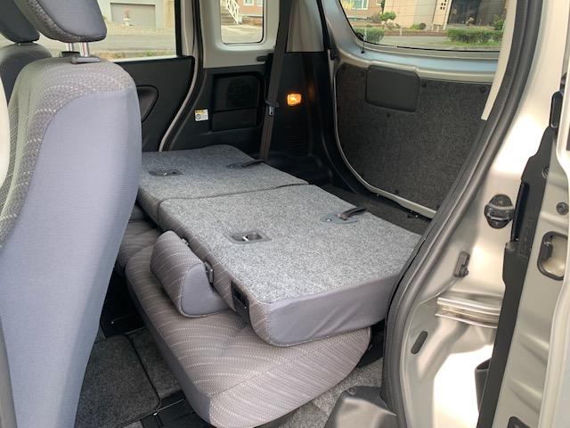 背もたれをたたみ、荷物も置けます！！