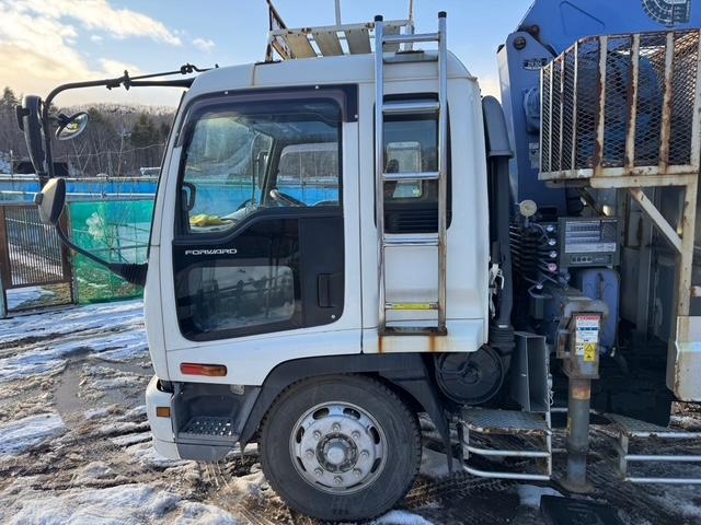 フォワード  増トン 4段ユニック アルミアオリ 3方開 リモコン付 アウトリガー フックイン 2.93t吊 ベット付 6速MT 最大積載量7500kg HSA 電動格納ミラー ミラーワイパー ミラーヒーター(12枚目)