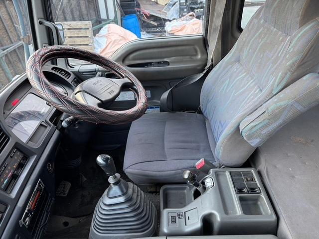 フォワード  増トン 4段ユニック アルミアオリ 3方開 リモコン付 アウトリガー フックイン 2.93t吊 ベット付 6速MT 最大積載量7500kg HSA 電動格納ミラー ミラーワイパー ミラーヒーター(19枚目)