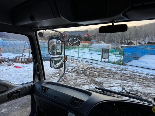 フォワード  増トン 4段ユニック アルミアオリ 3方開 リモコン付 アウトリガー フックイン 2.93t吊 ベット付 6速MT 最大積載量7500kg HSA 電動格納ミラー ミラーワイパー ミラーヒーター(25枚目)