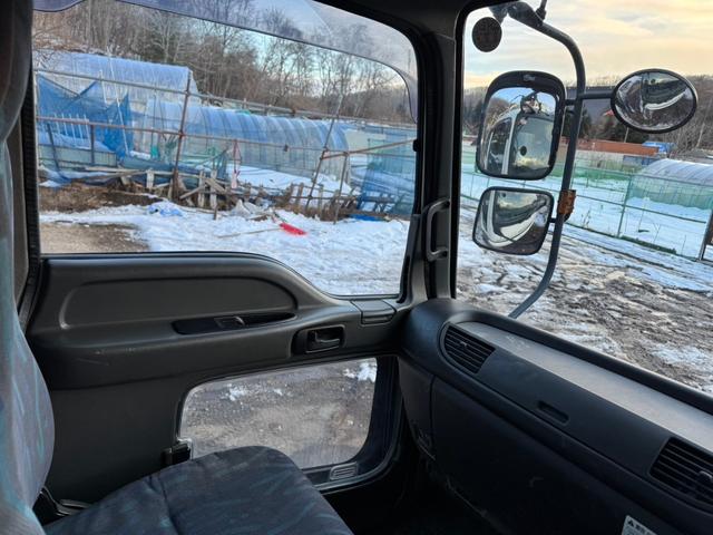 フォワード  増トン 4段ユニック アルミアオリ 3方開 リモコン付 アウトリガー フックイン 2.93t吊 ベット付 6速MT 最大積載量7500kg HSA 電動格納ミラー ミラーワイパー ミラーヒーター(26枚目)