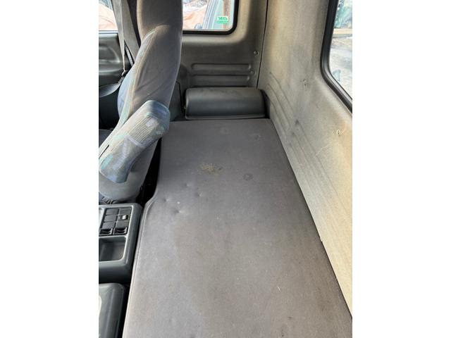 フォワード  増トン 4段ユニック アルミアオリ 3方開 リモコン付 アウトリガー フックイン 2.93t吊 ベット付 6速MT 最大積載量7500kg HSA 電動格納ミラー ミラーワイパー ミラーヒーター(27枚目)