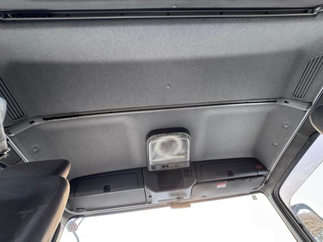 フォワード  増トン 4段ユニック アルミアオリ 3方開 リモコン付 アウトリガー フックイン 2.93t吊 ベット付 6速MT 最大積載量7500kg HSA 電動格納ミラー ミラーワイパー ミラーヒーター(29枚目)