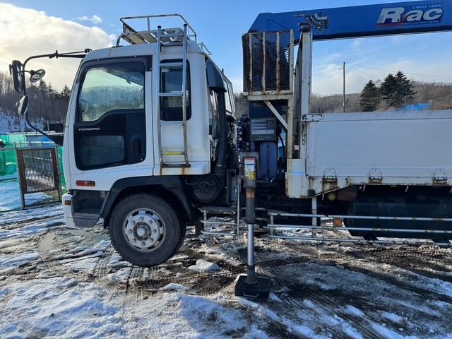 フォワード  増トン 4段ユニック アルミアオリ 3方開 リモコン付 アウトリガー フックイン 2.93t吊 ベット付 6速MT 最大積載量7500kg HSA 電動格納ミラー ミラーワイパー ミラーヒーター(33枚目)