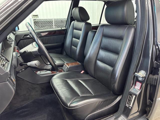 Ｅクラス Ｅ３００　４マチック　レストア済み（エンジン　駆動系　ブレーキ　レザーシート一式）　ボディコーティング済（18枚目）