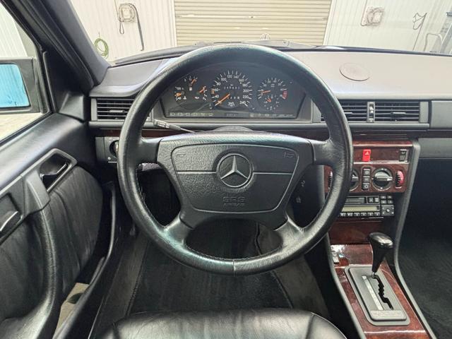 Ｅクラス Ｅ３００　４マチック　レストア済み（エンジン　駆動系　ブレーキ　レザーシート一式）　ボディコーティング済（24枚目）