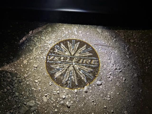 ヴェルファイアハイブリッド ＺＲ　ハイブリッド　２．５　ＺＲ　Ｅ－Ｆｏｕｒ　４ＷＤ　純正エンスタ　アルパインビッグＸ　バックカメラ　２１インチアルミ　（ブラック）後席フリップダウンモニター　スタッドレスタイヤ納車（17枚目）