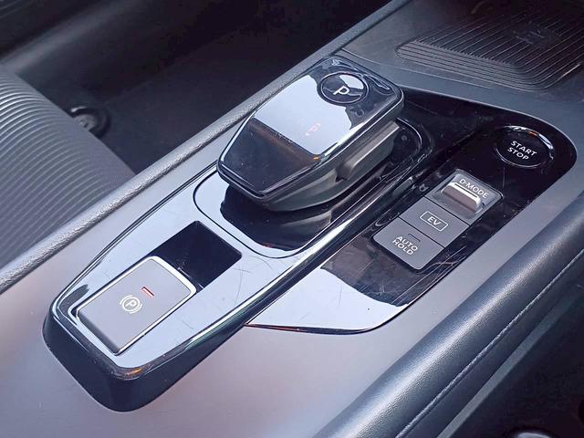 ノート X FOUR ハイブリッド4WD/プロパイロット/メーカー純正コネクトナビ/フルセグTV/アラウンドビューモニター/デジタルインナーミラー/エマージェンシーブレーキ/ワイヤレス充電/シートヒーター/ステアヒーター(16枚目)