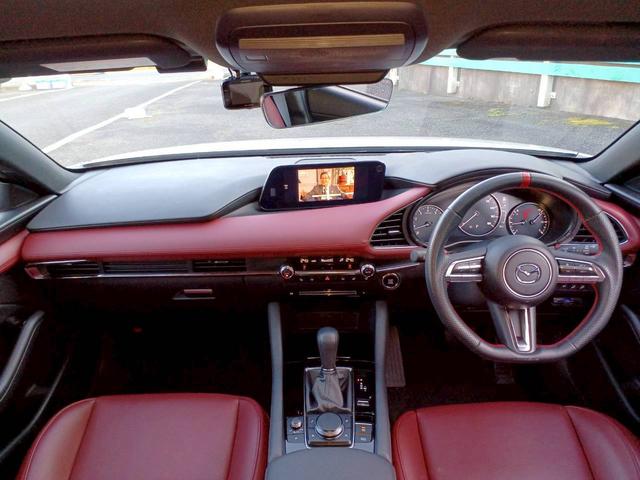 MAZDA3ファストバック Xバーガンディ セレクション ハイブリッド4WD/赤革/マツダコネクトナビ/フルセグTV/360カメラ/ヘッドアップディスプレイ/クルージングトラフィックサポート/LEDライト/パワーシート/シートヒーター/オートエグゼハンドル(3枚目)