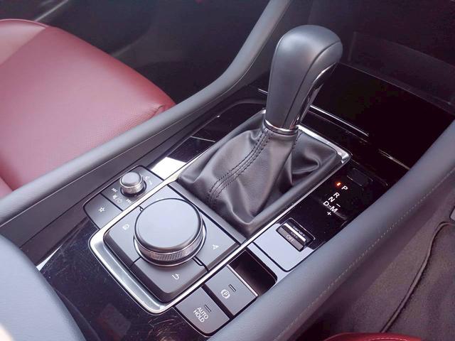 MAZDA3ファストバック Xバーガンディ セレクション ハイブリッド4WD/赤革/マツダコネクトナビ/フルセグTV/360カメラ/ヘッドアップディスプレイ/クルージングトラフィックサポート/LEDライト/パワーシート/シートヒーター/オートエグゼハンドル(9枚目)