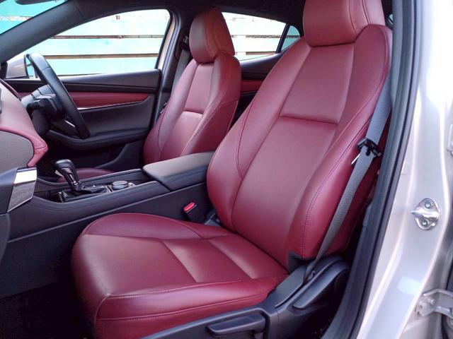 MAZDA3ファストバック Xバーガンディ セレクション ハイブリッド4WD/赤革/マツダコネクトナビ/フルセグTV/360カメラ/ヘッドアップディスプレイ/クルージングトラフィックサポート/LEDライト/パワーシート/シートヒーター/オートエグゼハンドル(13枚目)