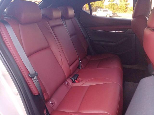 MAZDA3ファストバック Xバーガンディ セレクション ハイブリッド4WD/赤革/マツダコネクトナビ/フルセグTV/360カメラ/ヘッドアップディスプレイ/クルージングトラフィックサポート/LEDライト/パワーシート/シートヒーター/オートエグゼハンドル(14枚目)