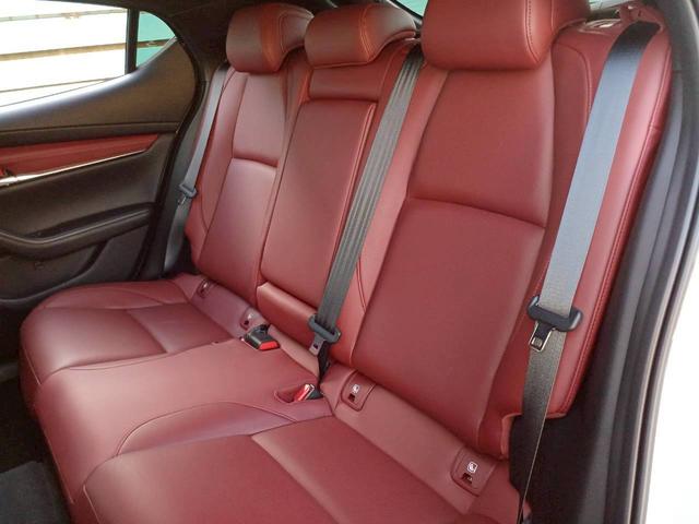 MAZDA3ファストバック Xバーガンディ セレクション ハイブリッド4WD/赤革/マツダコネクトナビ/フルセグTV/360カメラ/ヘッドアップディスプレイ/クルージングトラフィックサポート/LEDライト/パワーシート/シートヒーター/オートエグゼハンドル(15枚目)