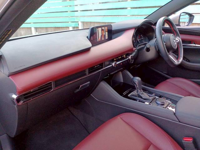 MAZDA3ファストバック Xバーガンディ セレクション ハイブリッド4WD/赤革/マツダコネクトナビ/フルセグTV/360カメラ/ヘッドアップディスプレイ/クルージングトラフィックサポート/LEDライト/パワーシート/シートヒーター/オートエグゼハンドル(39枚目)
