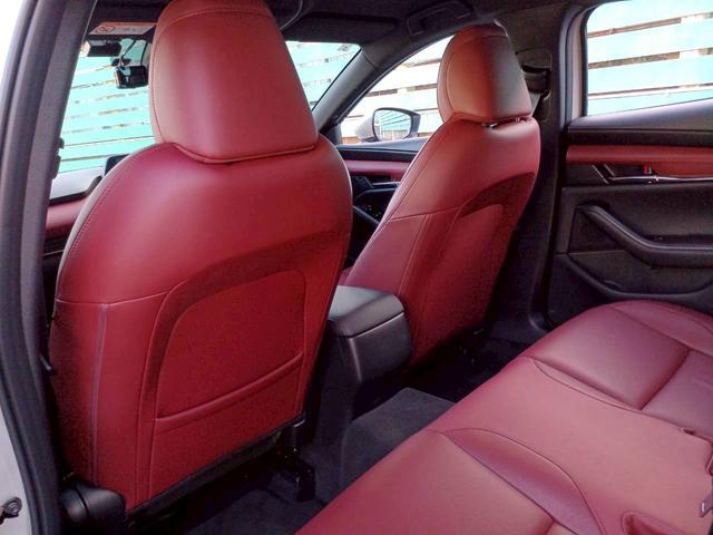 MAZDA3ファストバック Xバーガンディ セレクション ハイブリッド4WD/赤革/マツダコネクトナビ/フルセグTV/360カメラ/ヘッドアップディスプレイ/クルージングトラフィックサポート/LEDライト/パワーシート/シートヒーター/オートエグゼハンドル(42枚目)