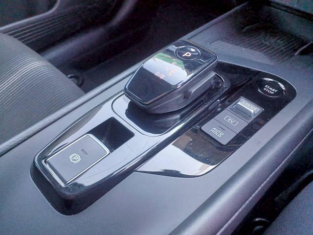 ノート X FOUR ハイブリッド4WD/プロパイロット/メーカー純正コネクトナビ/フルセグTV/全方位カメラ/デジタルインナーミラー/ワイヤレス充電/シートヒーター/ステアリングヒーター/ETC/USB/車検整備付き(9枚目)