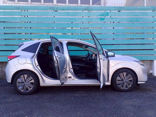 ノート X FOUR ハイブリッド4WD/プロパイロット/メーカー純正コネクトナビ/フルセグTV/全方位カメラ/デジタルインナーミラー/ワイヤレス充電/シートヒーター/ステアリングヒーター/ETC/USB/車検整備付き(23枚目)