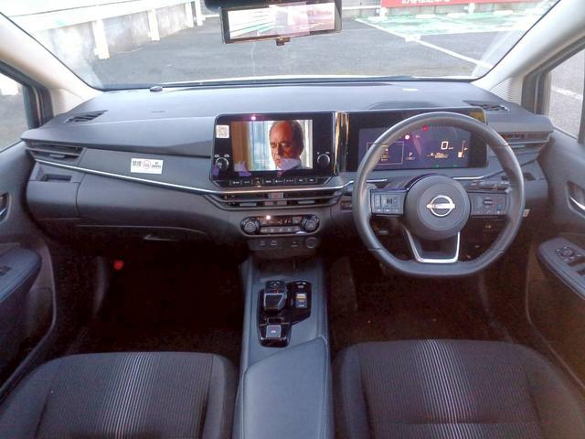 ノート X FOUR ハイブリッド4WD/プロパイロット/メーカー純正コネクトナビ/フルセグTV/全方位カメラ/デジタルインナーミラー/ワイヤレス充電/シートヒーター/ステアリングヒーター/ETC/USB/車検整備付き(6枚目)