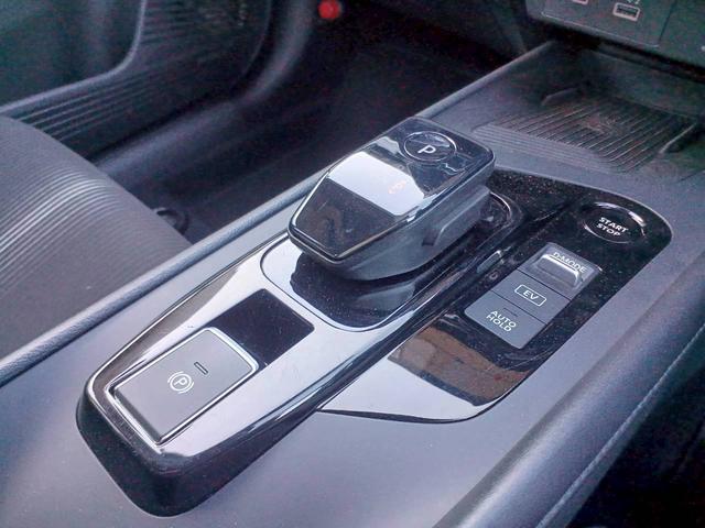 ノート X FOUR ハイブリッド4WD/プロパイロット/メーカー純正コネクトナビ/フルセグTV/全方位カメラ/デジタルインナーミラー/ワイヤレス充電/シートヒーター/ステアリングヒーター/ETC/USB/車検整備付き(10枚目)