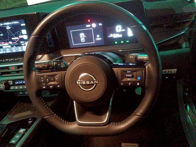 ノート X FOUR ハイブリッド4WD/プロパイロット/メーカー純正コネクトナビ/フルセグTV/全方位カメラ/デジタルインナーミラー/ワイヤレス充電/シートヒーター/ステアリングヒーター/ETC/USB/車検整備付き(7枚目)