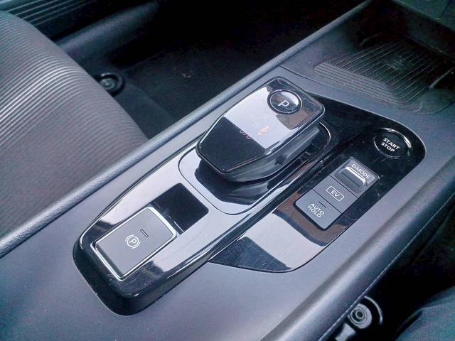 ノート X FOUR ハイブリッド4WD/プロパイロット/メーカー純正コネクトナビ/フルセグTV/全方位カメラ/デジタルインナーミラー/ワイヤレス充電/シートヒーター/ステアリングヒーター/ETC/USB/車検整備付き(9枚目)