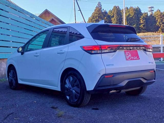 ノート X FOUR ハイブリッド4WD/プロパイロット/メーカー純正コネクトナビ/フルセグTV/全方位カメラ/デジタルインナーミラー/ワイヤレス充電/シートヒーター/ステアリングヒーター/ETC/USB/車検整備付き(22枚目)