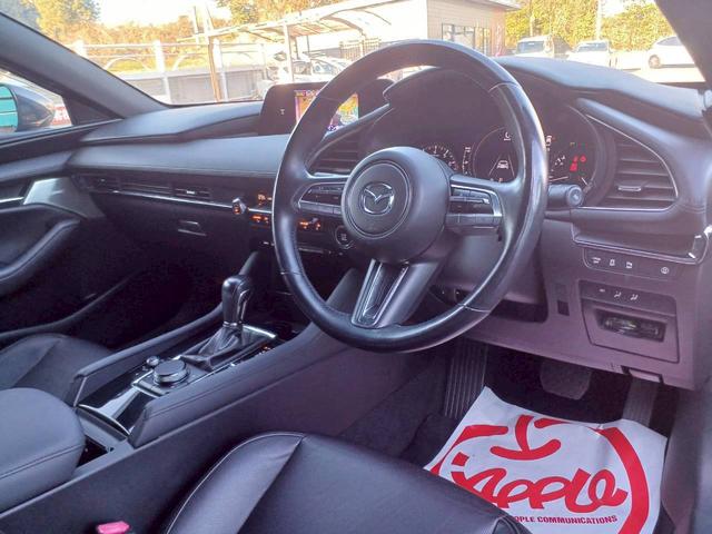 ＭＡＺＤＡ３ファストバック ２０Ｓ　Ｌパッケージ　ＢＯＳＥサウンド／マツダコネクトナビ／フルセグＴＶ／バックカメラ／黒革／パワーシート／シートヒーター／ステアヒーター／ヘッドアップディスプレイ／クルージングトラフィックサポート／ＬＥＤライト／ＥＴＣ（13枚目）