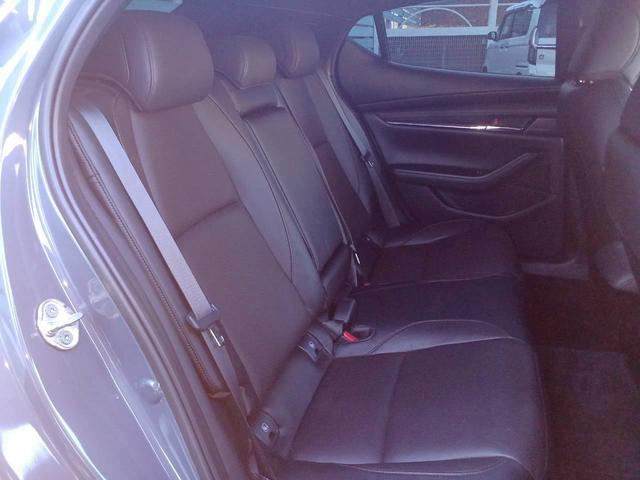 ＭＡＺＤＡ３ファストバック ２０Ｓ　Ｌパッケージ　ＢＯＳＥサウンド／マツダコネクトナビ／フルセグＴＶ／バックカメラ／黒革／パワーシート／シートヒーター／ステアヒーター／ヘッドアップディスプレイ／クルージングトラフィックサポート／ＬＥＤライト／ＥＴＣ（16枚目）