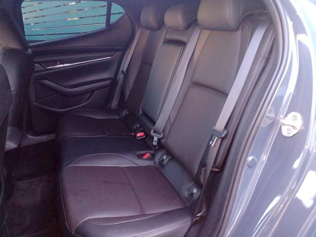 ＭＡＺＤＡ３ファストバック ２０Ｓ　Ｌパッケージ　ＢＯＳＥサウンド／マツダコネクトナビ／フルセグＴＶ／バックカメラ／黒革／パワーシート／シートヒーター／ステアヒーター／ヘッドアップディスプレイ／クルージングトラフィックサポート／ＬＥＤライト／ＥＴＣ（17枚目）