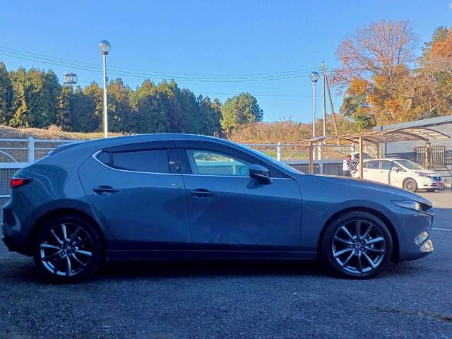 ＭＡＺＤＡ３ファストバック ２０Ｓ　Ｌパッケージ　ＢＯＳＥサウンド／マツダコネクトナビ／フルセグＴＶ／バックカメラ／黒革／パワーシート／シートヒーター／ステアヒーター／ヘッドアップディスプレイ／クルージングトラフィックサポート／ＬＥＤライト／ＥＴＣ（23枚目）