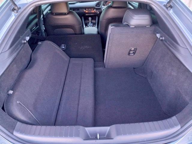 ＭＡＺＤＡ３ファストバック ２０Ｓ　Ｌパッケージ　ＢＯＳＥサウンド／マツダコネクトナビ／フルセグＴＶ／バックカメラ／黒革／パワーシート／シートヒーター／ステアヒーター／ヘッドアップディスプレイ／クルージングトラフィックサポート／ＬＥＤライト／ＥＴＣ（41枚目）