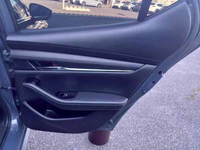 ＭＡＺＤＡ３ファストバック ２０Ｓ　Ｌパッケージ　ＢＯＳＥサウンド／マツダコネクトナビ／フルセグＴＶ／バックカメラ／黒革／パワーシート／シートヒーター／ステアヒーター／ヘッドアップディスプレイ／クルージングトラフィックサポート／ＬＥＤライト／ＥＴＣ（48枚目）