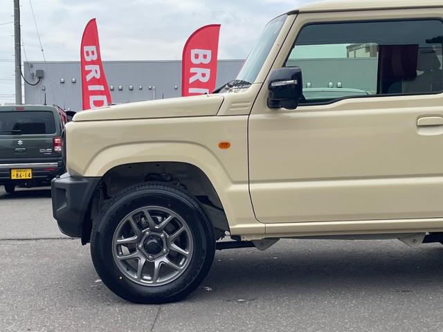 ジムニー ＸＣ　届出済未使用車／ターボ／パートタイム４ＷＤ／ＡＴ／シートヒーター／クルーズコントロール／コーナーセンサー／オートハイビーム／ヘッドライトウォッシャー／スマートキー／スペアキー／純正アルミホイール（3枚目）