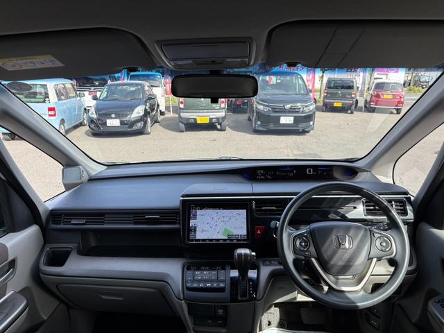 ステップワゴン Ｇ　４ＷＤ／パワースライドドア／純正ナビ／フルセグＴＶ／バックカメラ／フリップダウンモニター／純正エンジンスターター／ＥＴＣ／ワイパーデアイサー／ミラーヒーター／クルーズコントロール／後席エアコン（14枚目）