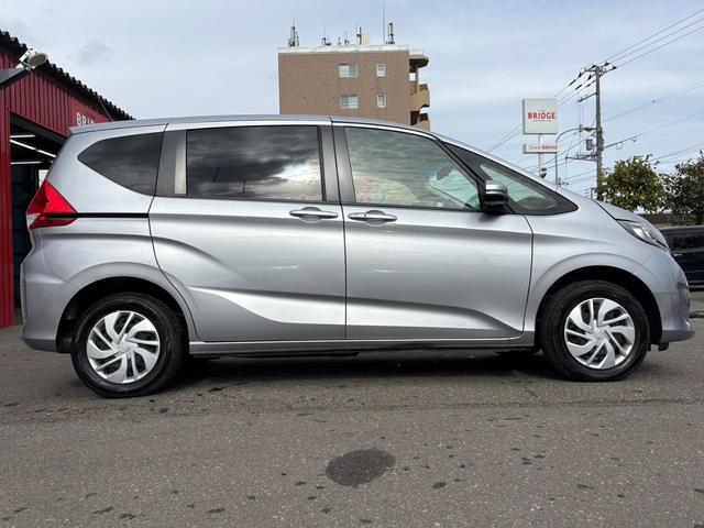 フリード Ｇ　１オーナー／４ＷＤ／フルセグ付ナビ／パワースライド／シートヒーター／スマートキー／ワイパーデアイサー／Ｂｌｕｅｔｏｏｔｈ接続／３列シート／フルオートエアコン／スペアキー／メンテナンスノート（10枚目）
