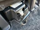 【車いす用電動ウィンチ】車椅子の乗降をサポートする電動ウィンチが装備されています。