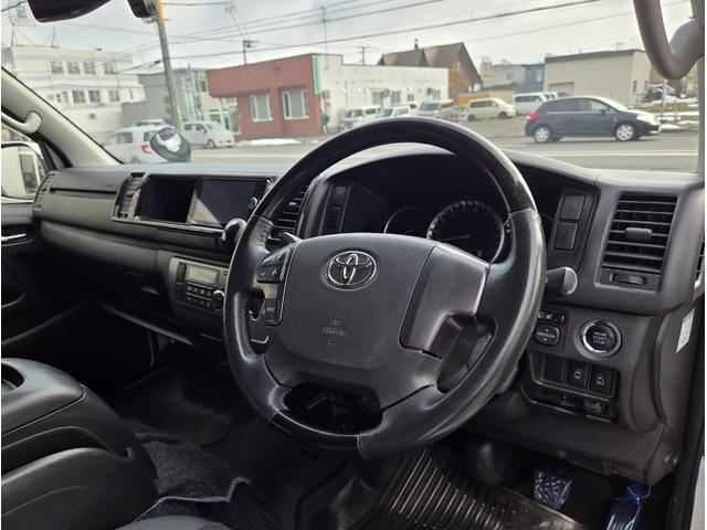 ハイエースバン スーパーＧＬ　ダークプライム　ワイド　４ＷＤ　寒冷地　両側パワスラ　リアヒーター＆クーラー　プッシュスタート　スマートキー　ハーフレザーシート　ベッドキッド　メモリナビ　フルセグＴＶ　フリップダウンモニター　バックカメラ　ＥＴＣ（18枚目）