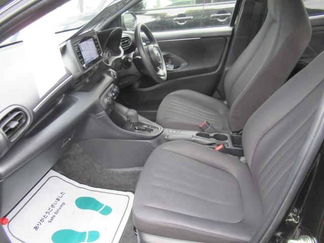 ヤリス Ｘ　４ＷＤ　ＡＢＳ　プッシュスタート　スマートキー　ナビ　バックモニター　ステアリングスイッチ　クルーズコントロール　ＥＴＣ（11枚目）