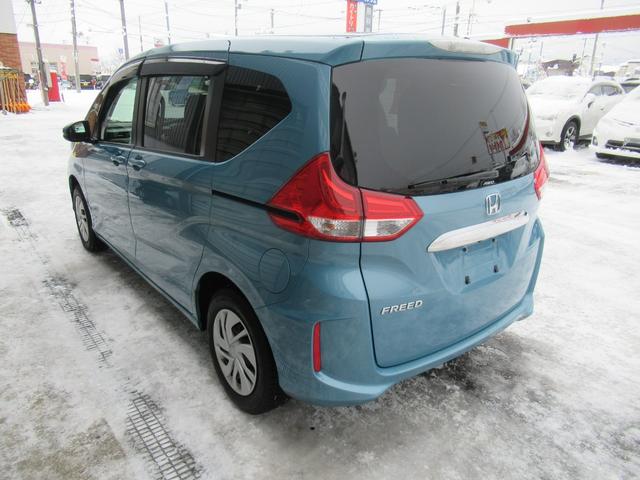 フリード Ｇ・ホンダセンシング　４ＷＤ　ＡＢＳ　プッシュスタート　キーフリー　ナビ・ＴＶ　バックモニター　シートヒーター　ステアリングスイッチ　クルーズコントロール　ＥＴＣ　両側パワースライドドア　ＥＳＣ　夏タイヤ積込（5枚目）