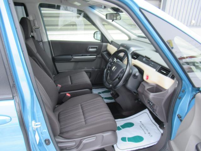 フリード Ｇ・ホンダセンシング　４ＷＤ　ＡＢＳ　プッシュスタート　キーフリー　ナビ・ＴＶ　バックモニター　シートヒーター　ステアリングスイッチ　クルーズコントロール　ＥＴＣ　両側パワースライドドア　ＥＳＣ　夏タイヤ積込（10枚目）