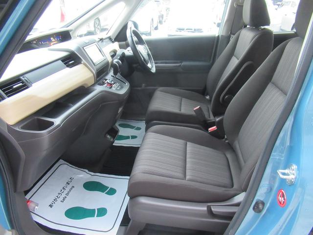 フリード Ｇ・ホンダセンシング　４ＷＤ　ＡＢＳ　プッシュスタート　キーフリー　ナビ・ＴＶ　バックモニター　シートヒーター　ステアリングスイッチ　クルーズコントロール　ＥＴＣ　両側パワースライドドア　ＥＳＣ　夏タイヤ積込（11枚目）