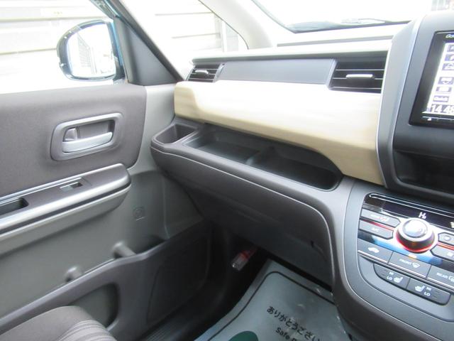 フリード Ｇ・ホンダセンシング　４ＷＤ　ＡＢＳ　プッシュスタート　キーフリー　ナビ・ＴＶ　バックモニター　シートヒーター　ステアリングスイッチ　クルーズコントロール　ＥＴＣ　両側パワースライドドア　ＥＳＣ　夏タイヤ積込（13枚目）