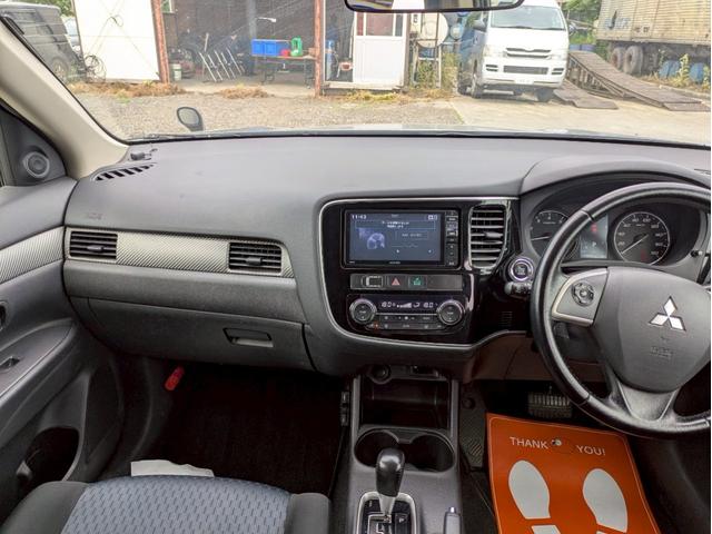 アウトランダー ２４Ｇセーフティパッケージ　４ＷＤ　メモリーナビ　リアカメラ　フルセグＴＶ　スマートキー　ＨＩＤヘッドライト　衝突軽減ブレーキ　クルコン　純正１８インチアルミ　ＥＴＣ（12枚目）
